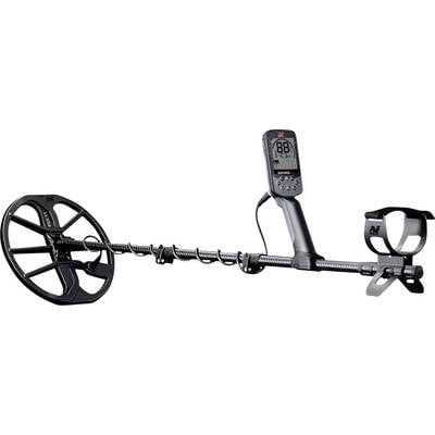 Un metal detector con un display digitale che mostra numeri, un'asta lunga e una bobina circolare all'estremità.