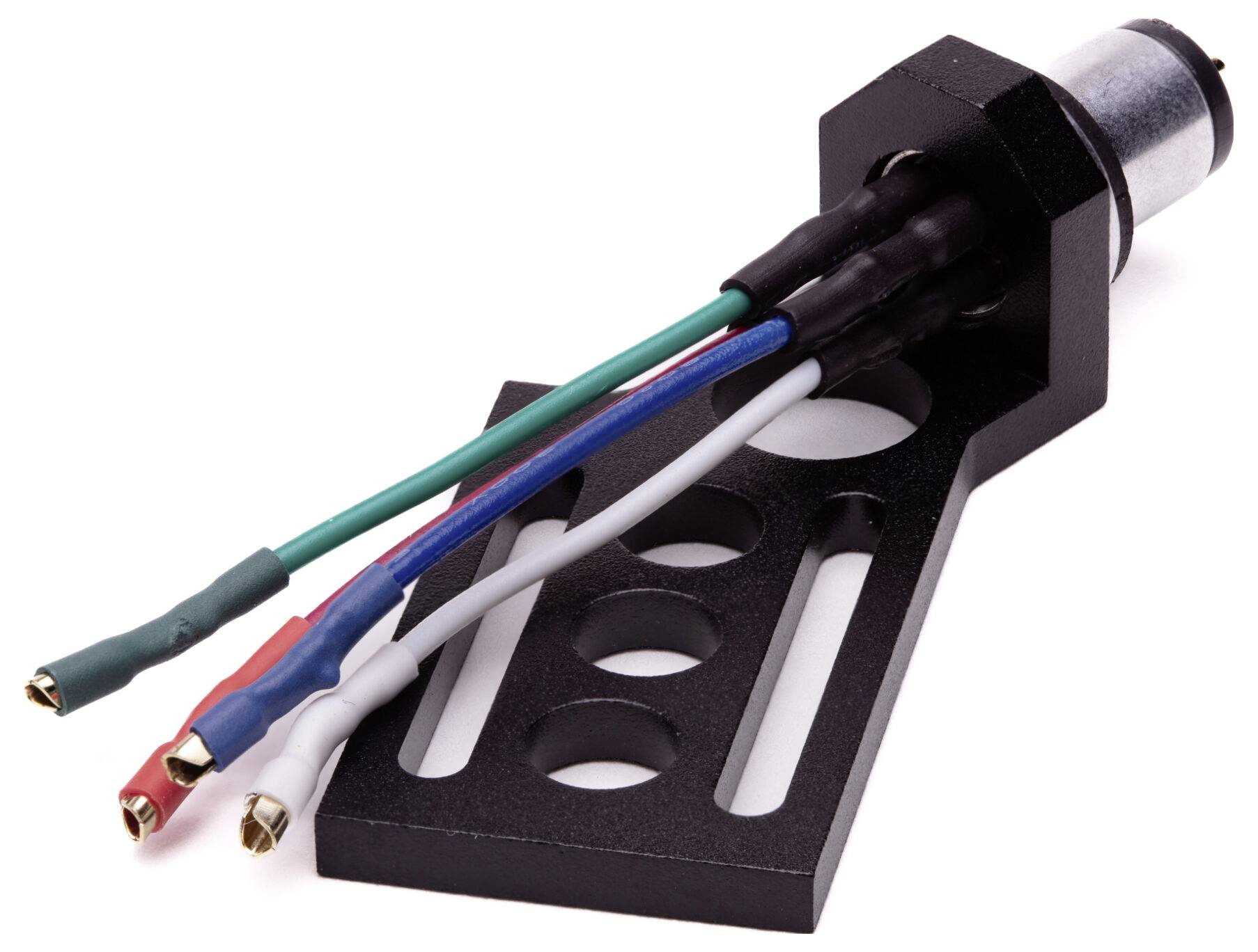 Un adattatore per testina del giradischi con fili colorati collegati, utilizzato per connettere una cartuccia a un braccio fonico.