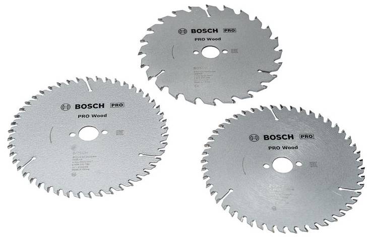 Tre lame circolari d'argento per sega, etichettate 'BOSCH PRO Wood', disposte a triangolo con la faccia rivolta verso l'alto, su uno sfondo bianco.