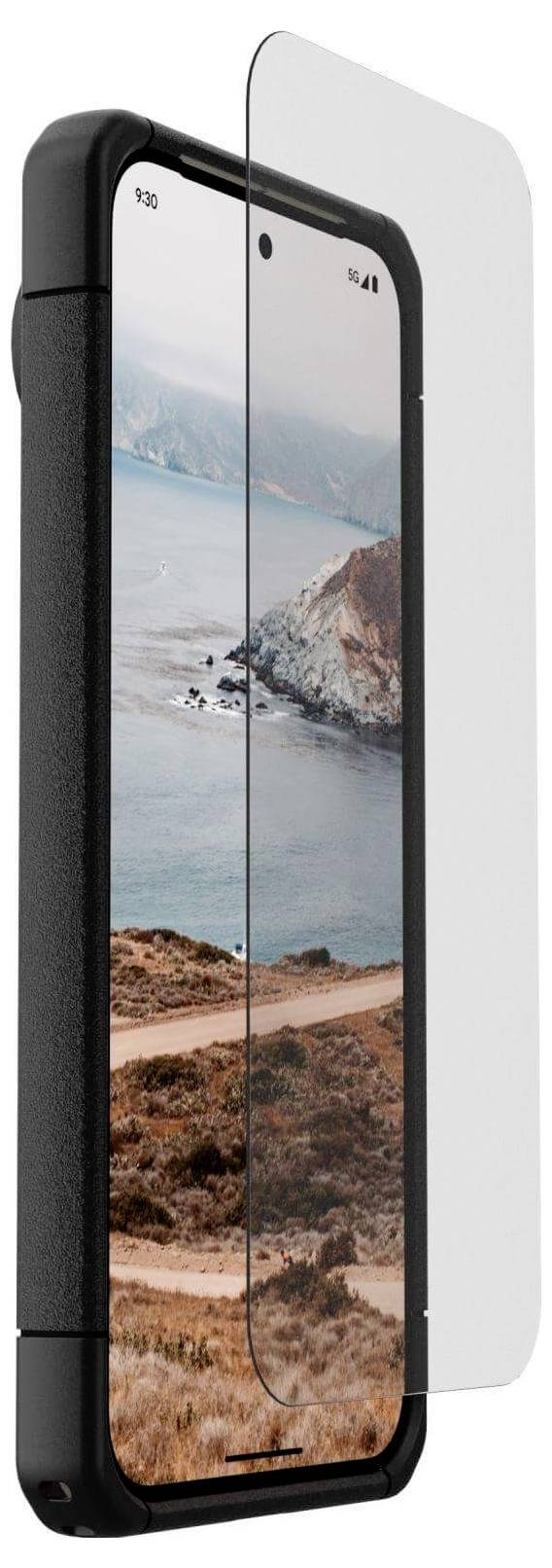 Smartphone con custodia robusta nera e pellicola protettiva per lo schermo, che mostra un'immagine di paesaggio costiero con scogliere e oceano.