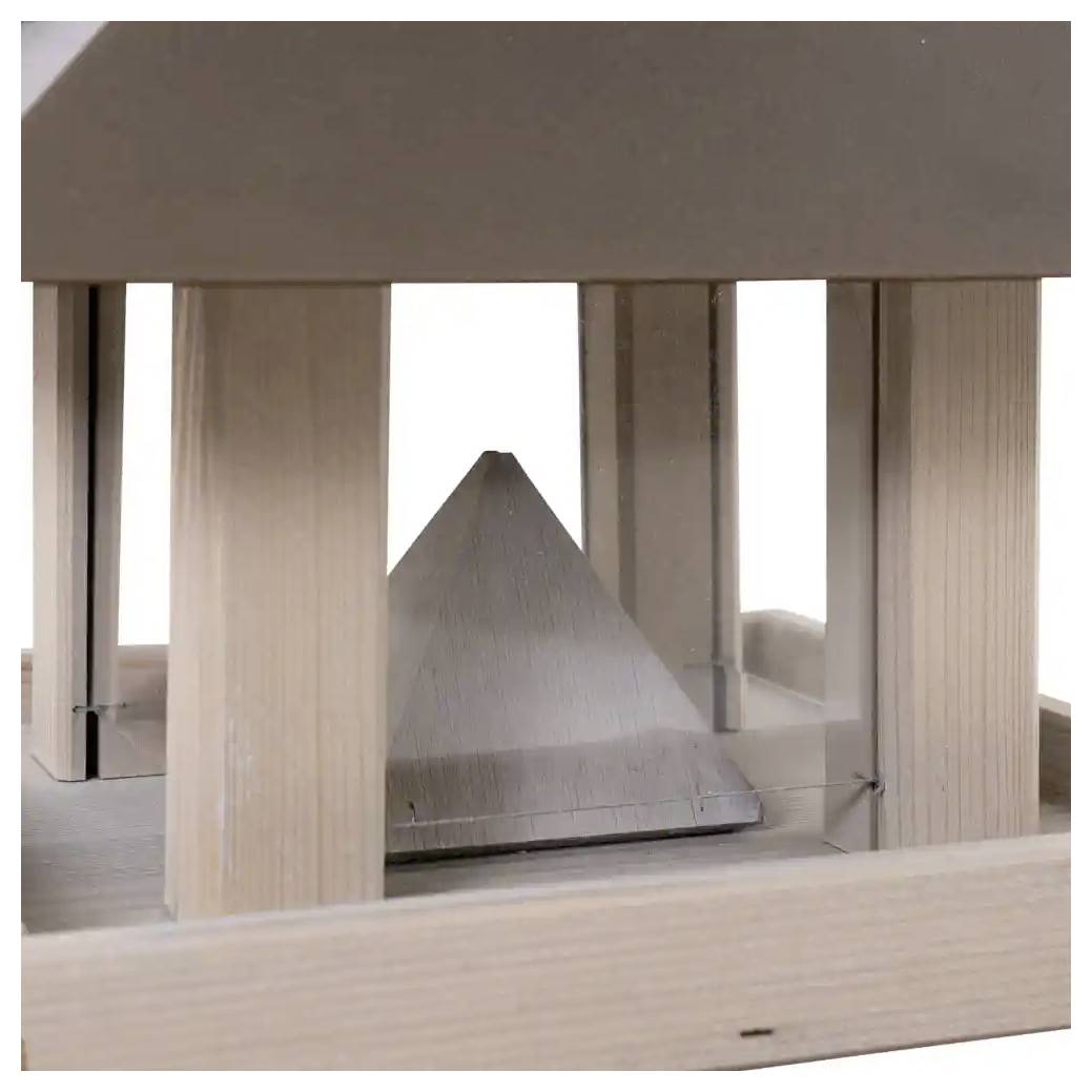 Una struttura in legno con un oggetto centrale a forma di piramide racchiuso all'interno di travi verticali, probabilmente un modello decorativo o architettonico.
