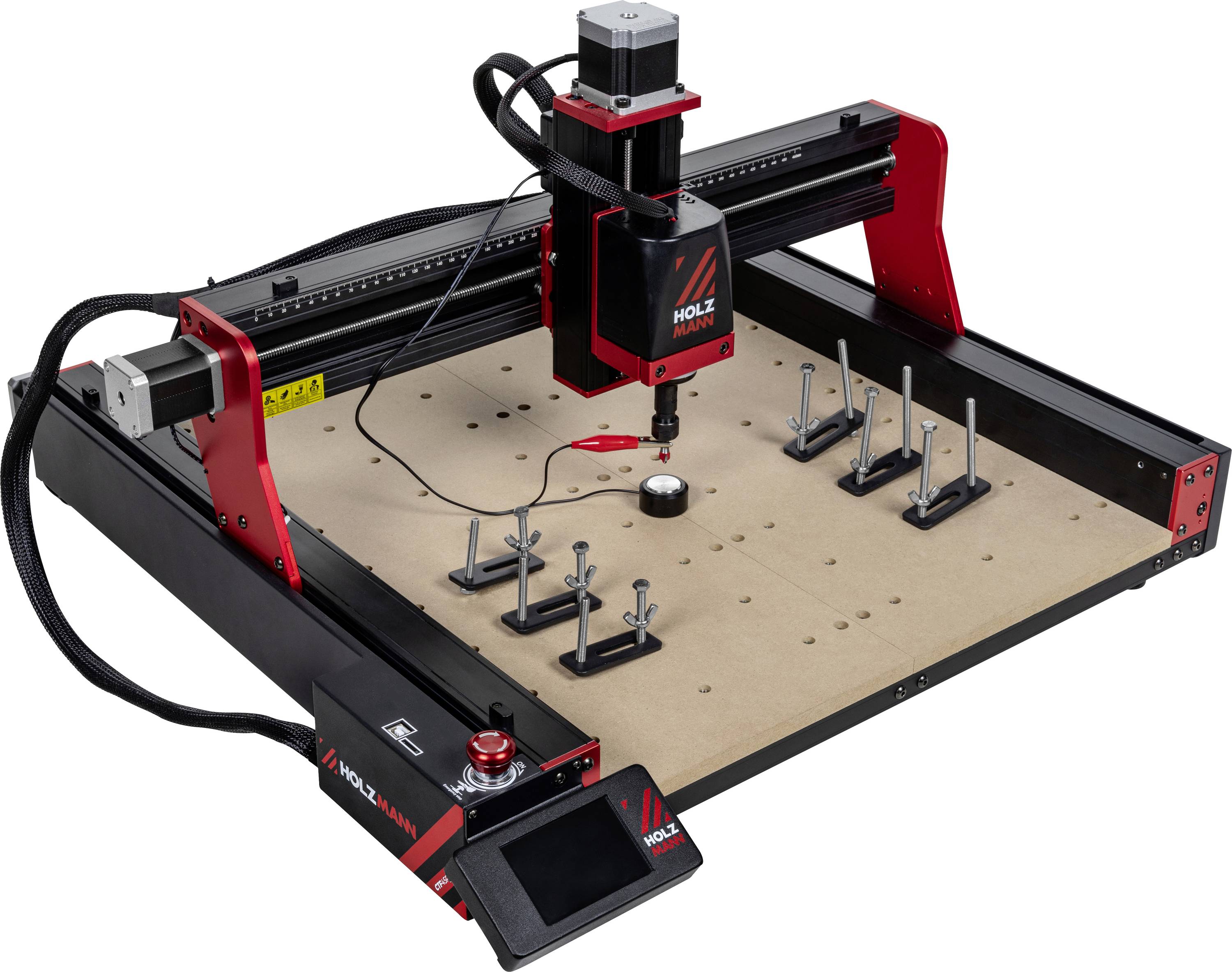 Una macchina per router a controllo numerico (CNC) con una tavola di legno e morsetti. La macchina è di colore rosso e nero con un pannello di controllo.