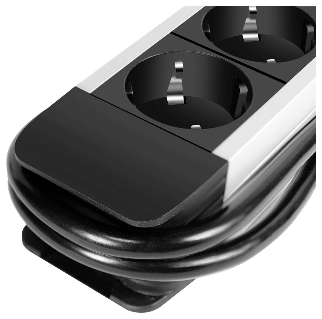 Una ciabatta elettrica nera con cavo nero ordinatamente arrotolato e due prese elettriche in stile europeo, progettata per dispositivi elettronici da ufficio o per la casa.
