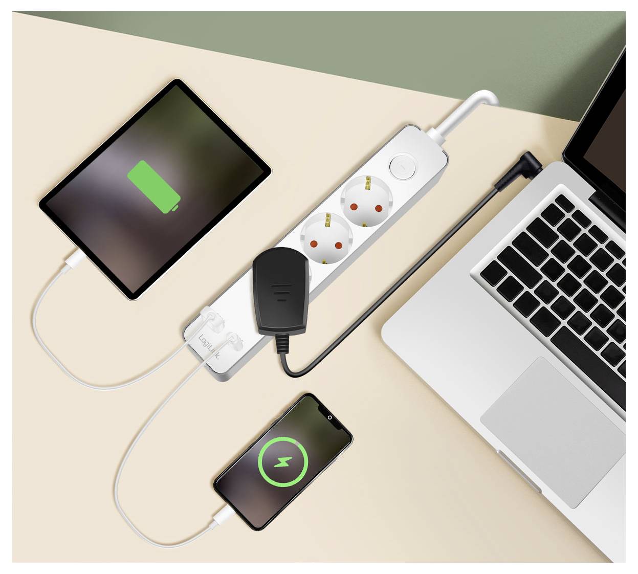 Una multipresa con dispositivi mobili e un laptop in carica, che mostra la ricarica attiva sugli schermi, simboleggiando un uso efficiente dell'energia.