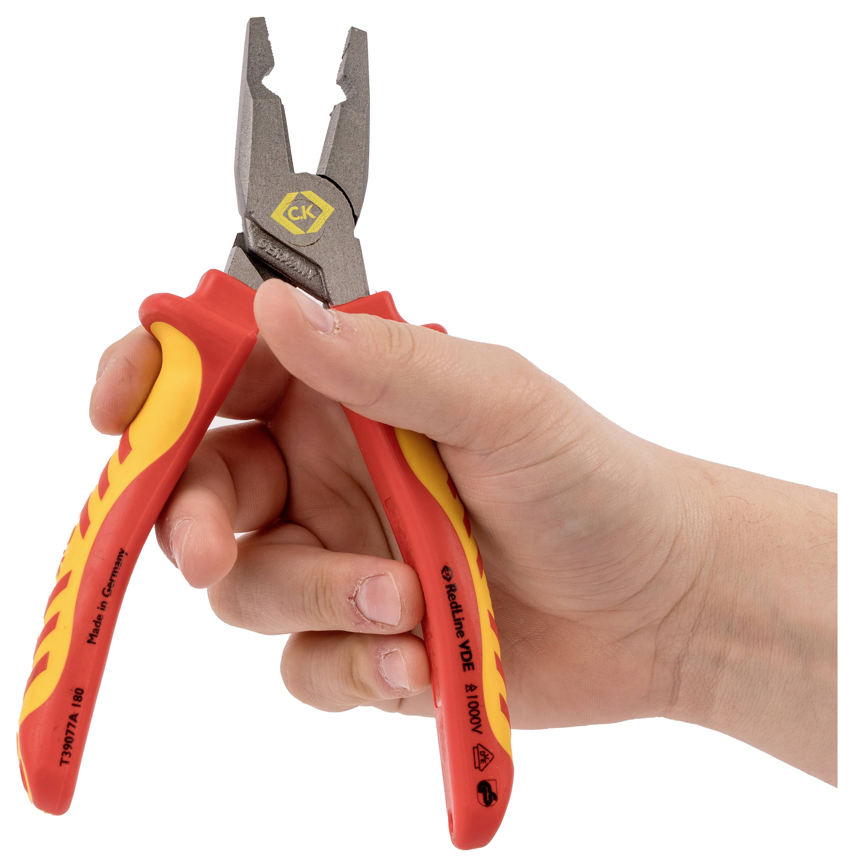 Una mano che impugna un paio di pinze isolate con manici rossi e gialli, che mostrano marcature di sicurezza e prodotte da un'azienda di utensili di comprovata reputazione.