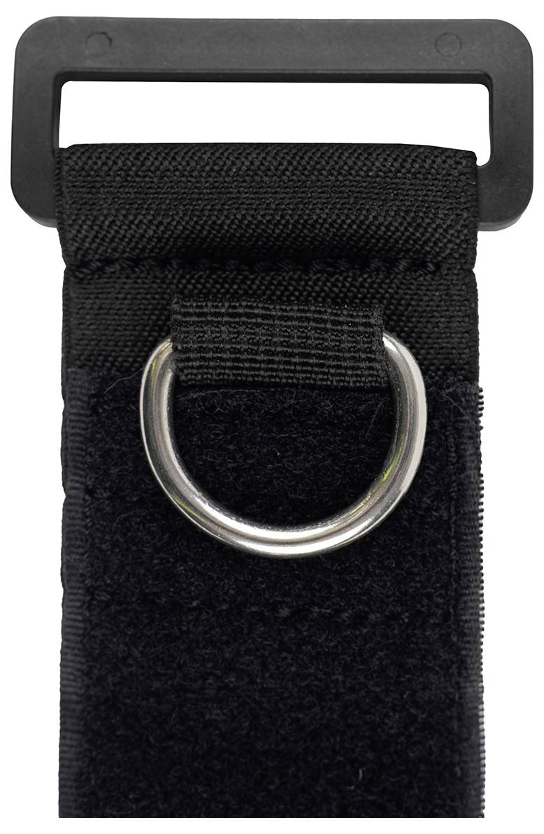 Una cinghia di tessuto nero con un anello a D in argento e una fibbia rettangolare in plastica, utilizzata per fissare o agganciare oggetti.