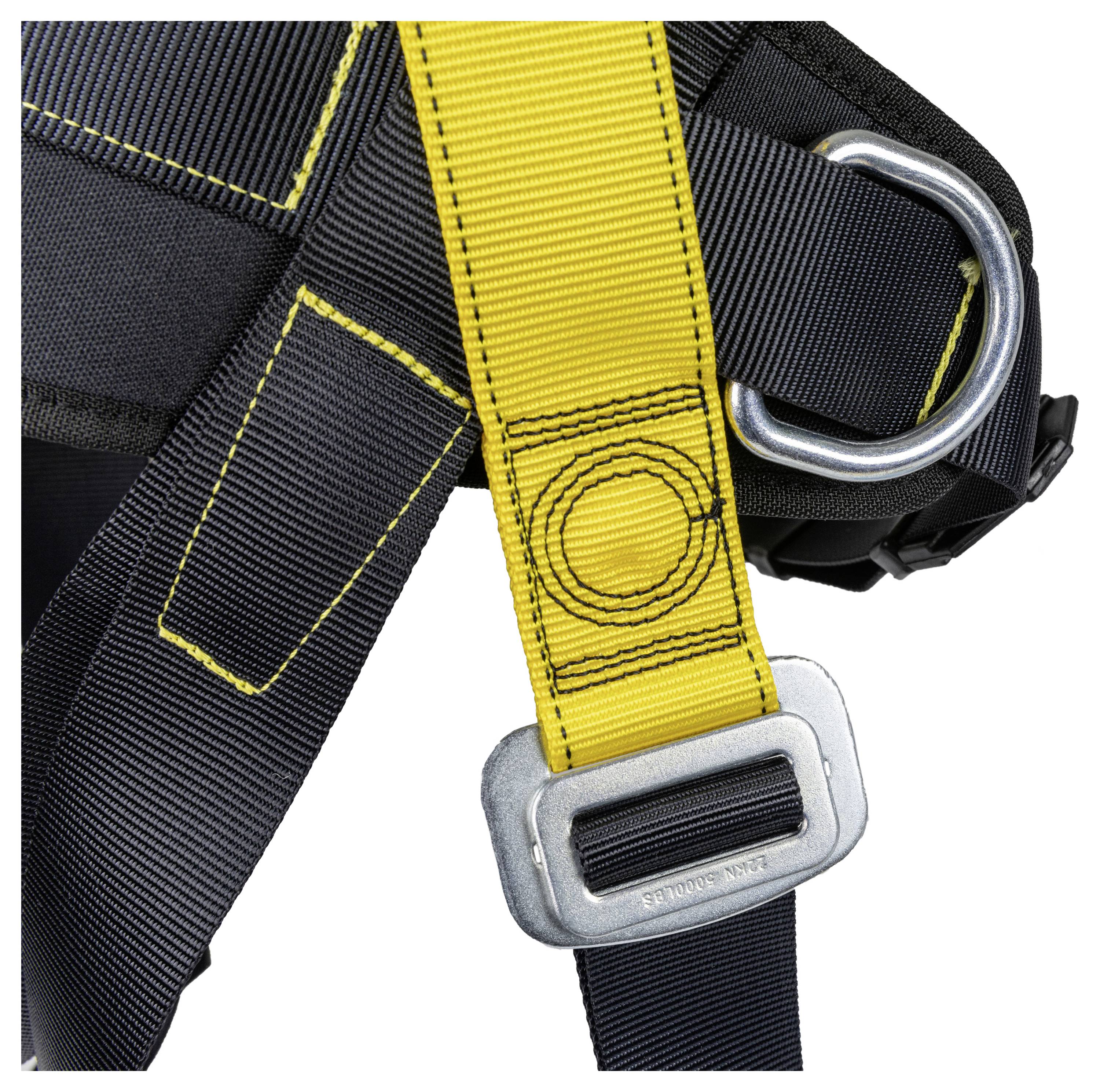 Un primo piano di un'imbracatura di sicurezza nera e gialla con anelli metallici e dettagli di cucitura, che mostra l'integrità strutturale e i punti di attacco.