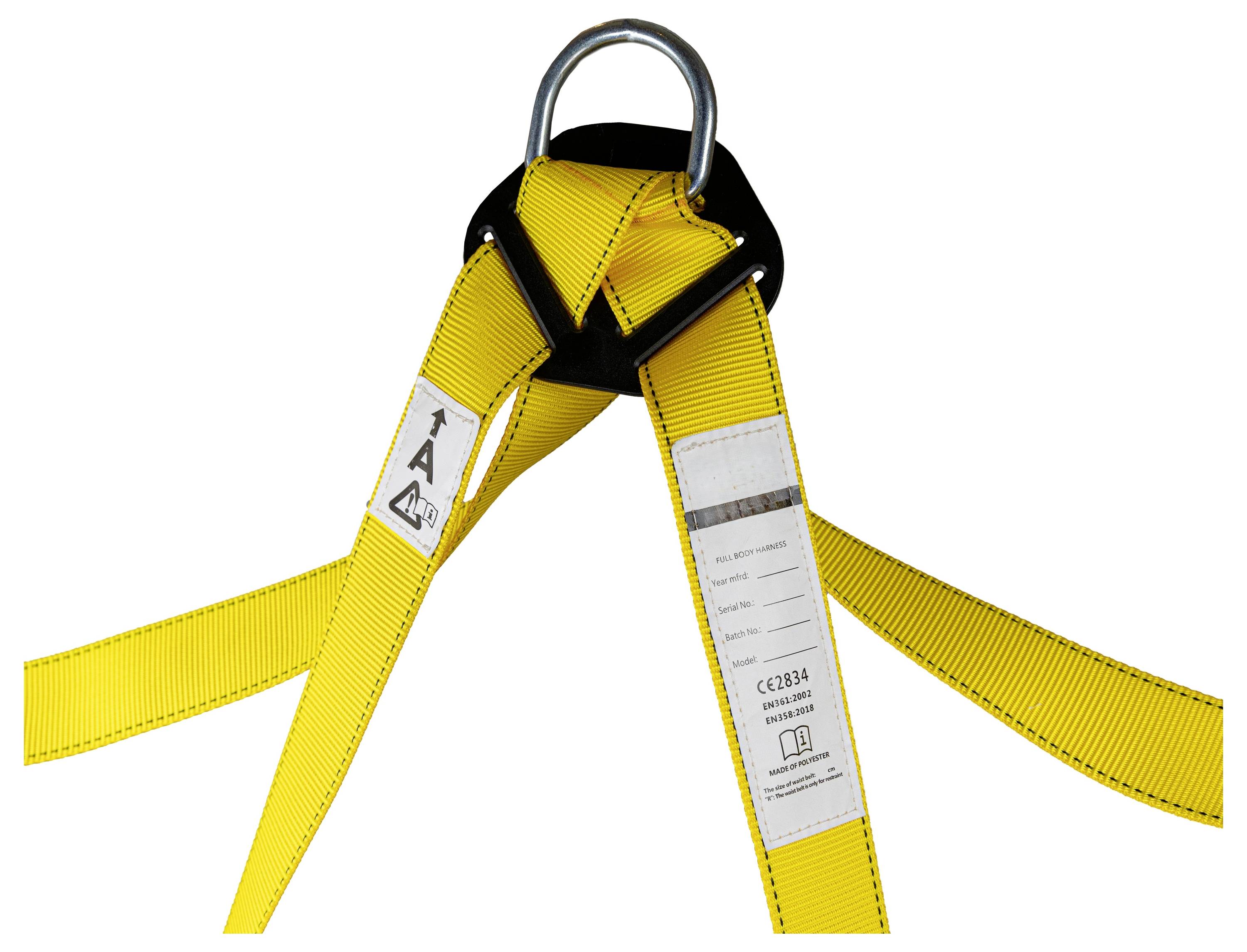 Un'imbracatura di sicurezza gialla con anelli metallici e cinghie etichettate, progettata per un fissaggio sicuro in attività di arrampicata o edilizia.