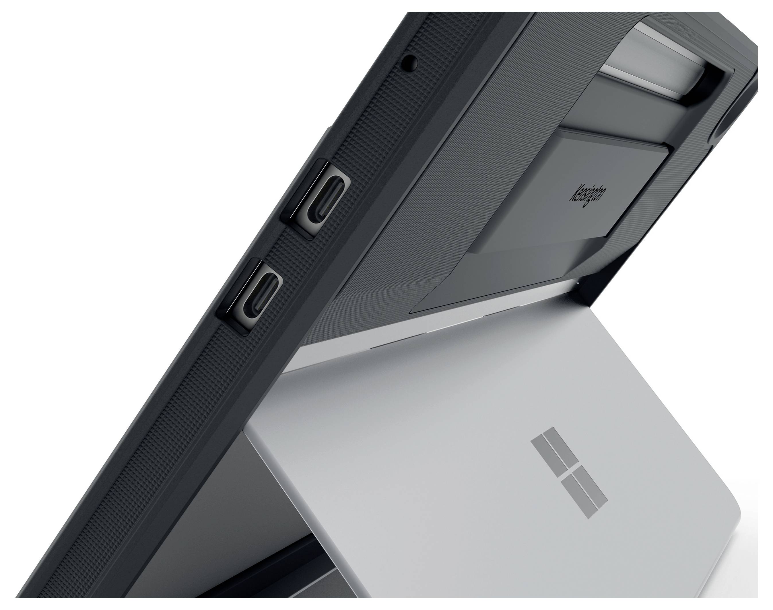 Un primo piano di un tablet con una custodia protettiva e porte visibili, poggiato su un supporto integrato.