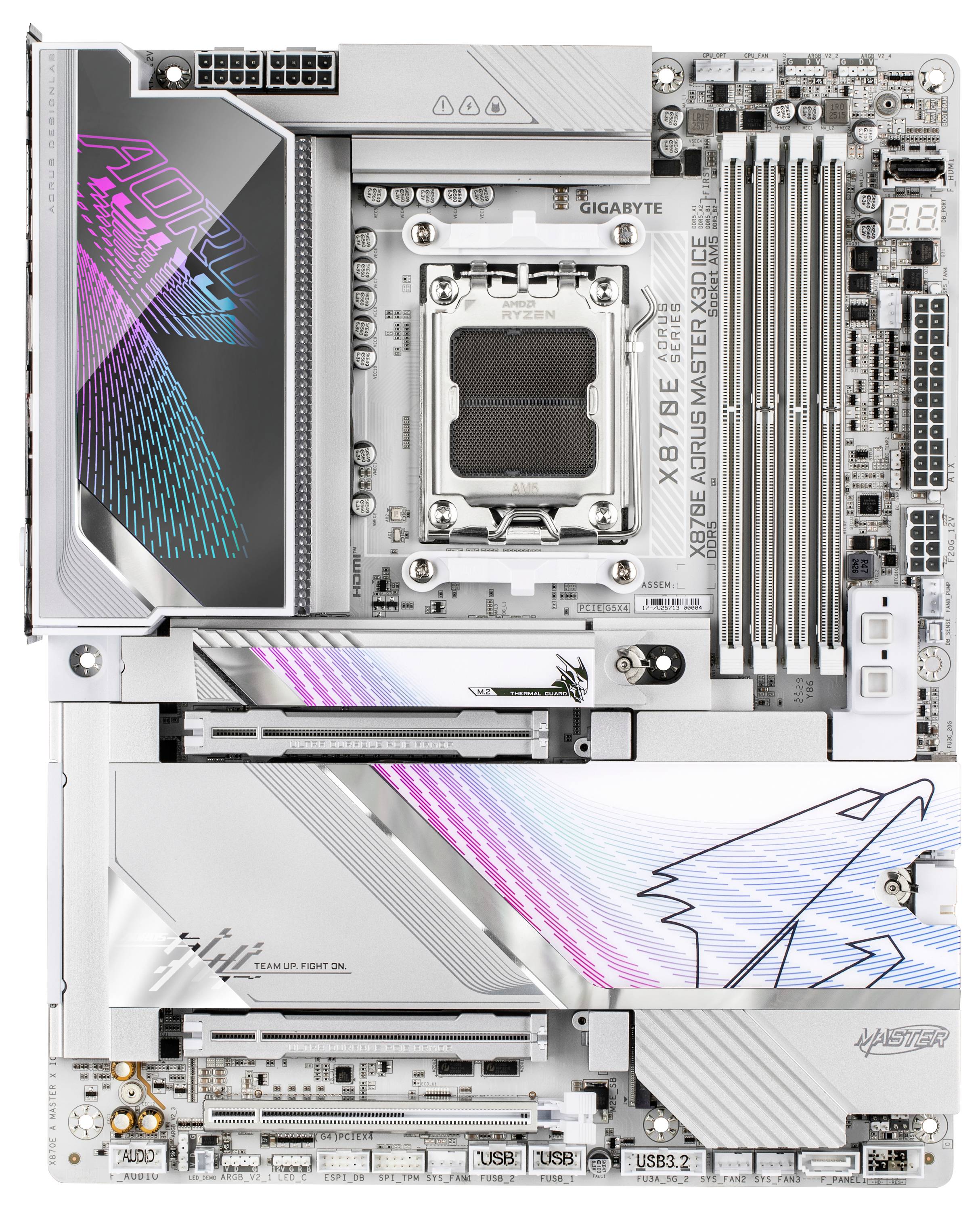 L'immagine mostra una scheda madre Gigabyte X670E Aorus Master con illuminazione RGB, evidenziando il socket della CPU, gli slot per la RAM e gli slot PCIe.