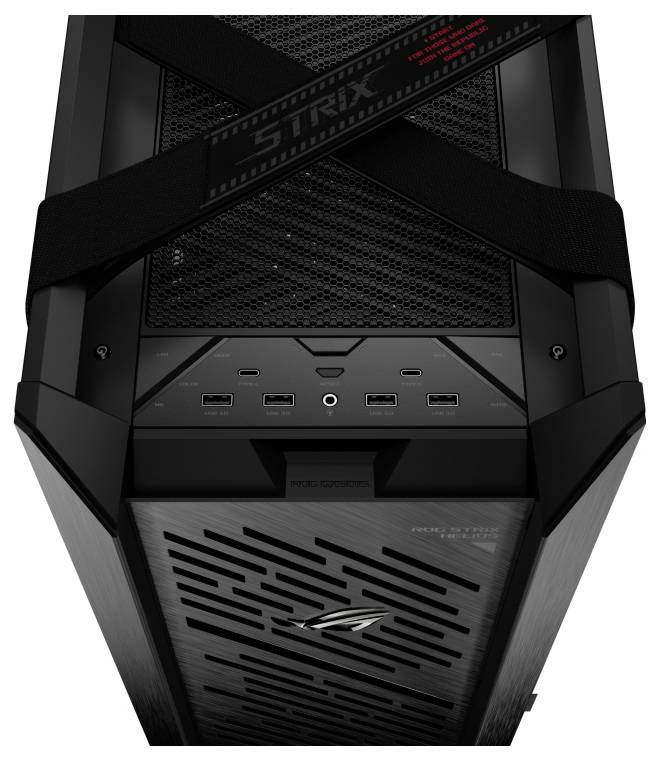 Torre del desktop da gaming 'ASUS ROG Strix' che mostra le porte USB frontali, un pulsante di accensione e una griglia di ventilazione.