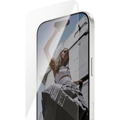Un smartphone mostra una donna all'aperto, che tiene un dispositivo sollevato sopra la sua testa contro un cielo blu. Il telefono ha una pellicola protettiva trasparente sullo schermo.