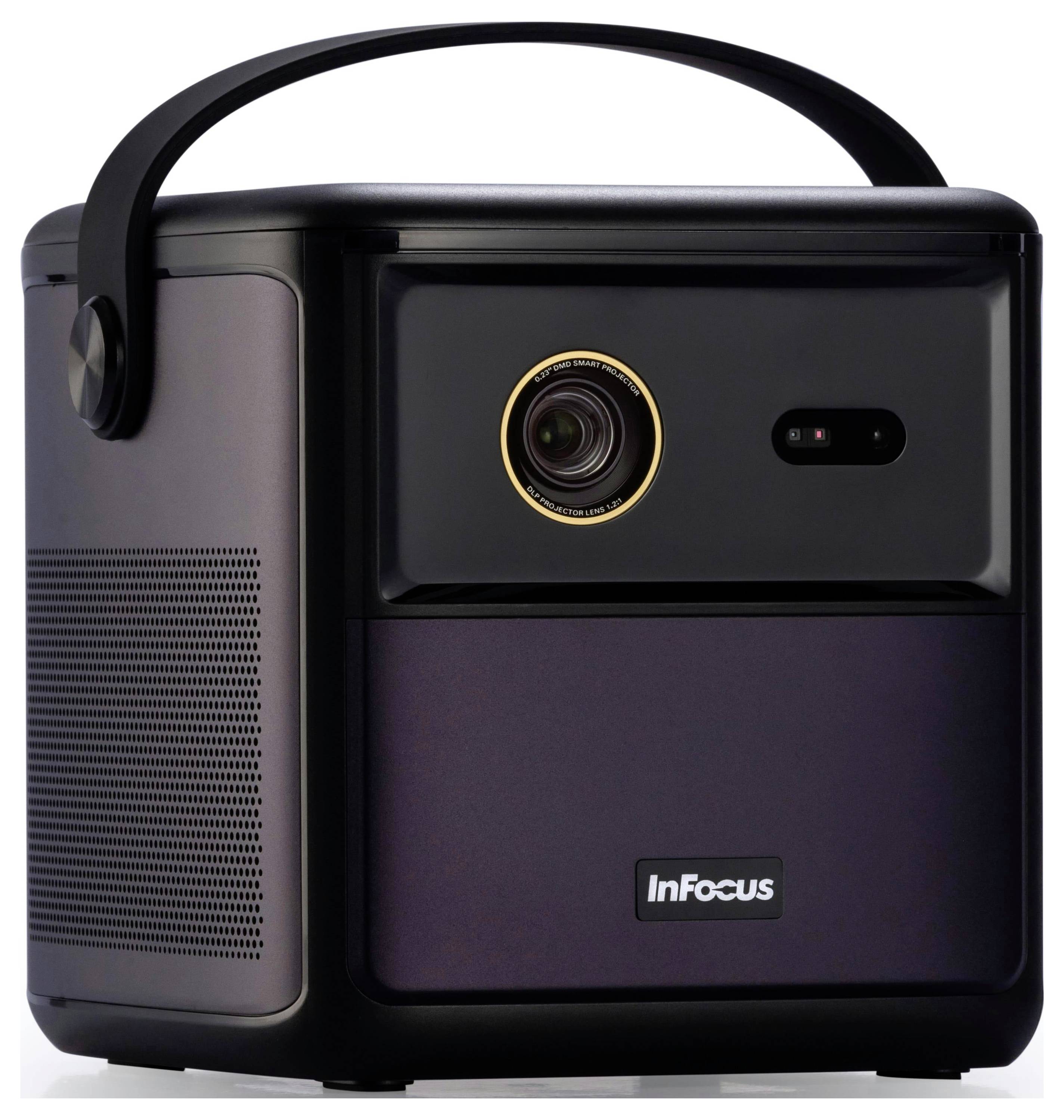 Un proiettore compatto nero con manico di trasporto, dotato di un obiettivo prominente sul davanti ed etichettato con 'InFocus'.