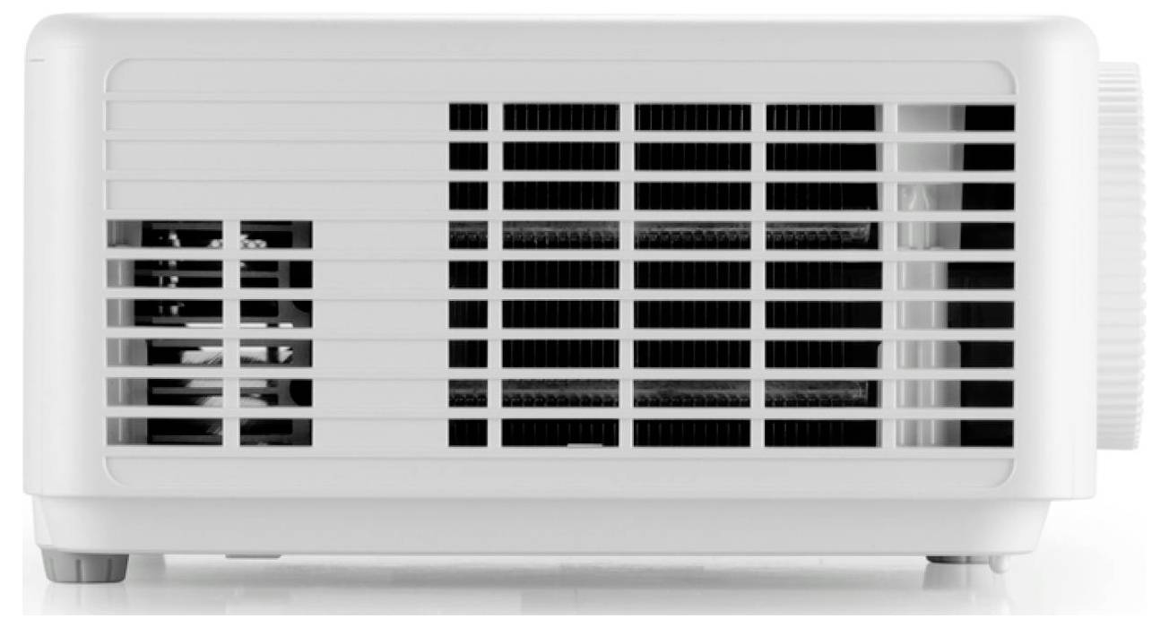 Un proiettore bianco con griglie di ventilazione sui lati, progettato per il raffreddamento durante il funzionamento.