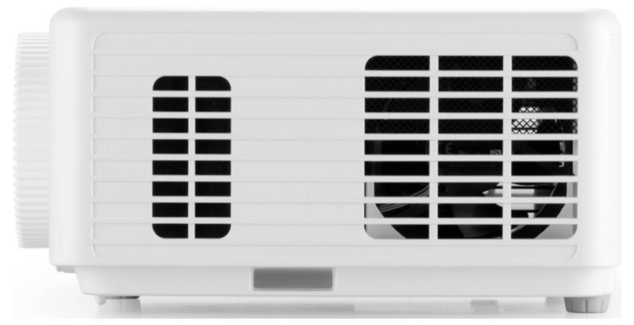 Un proiettore da tavolo bianco, visto di lato, che mostra le griglie di ventilazione e l'obiettivo sul lato sinistro.