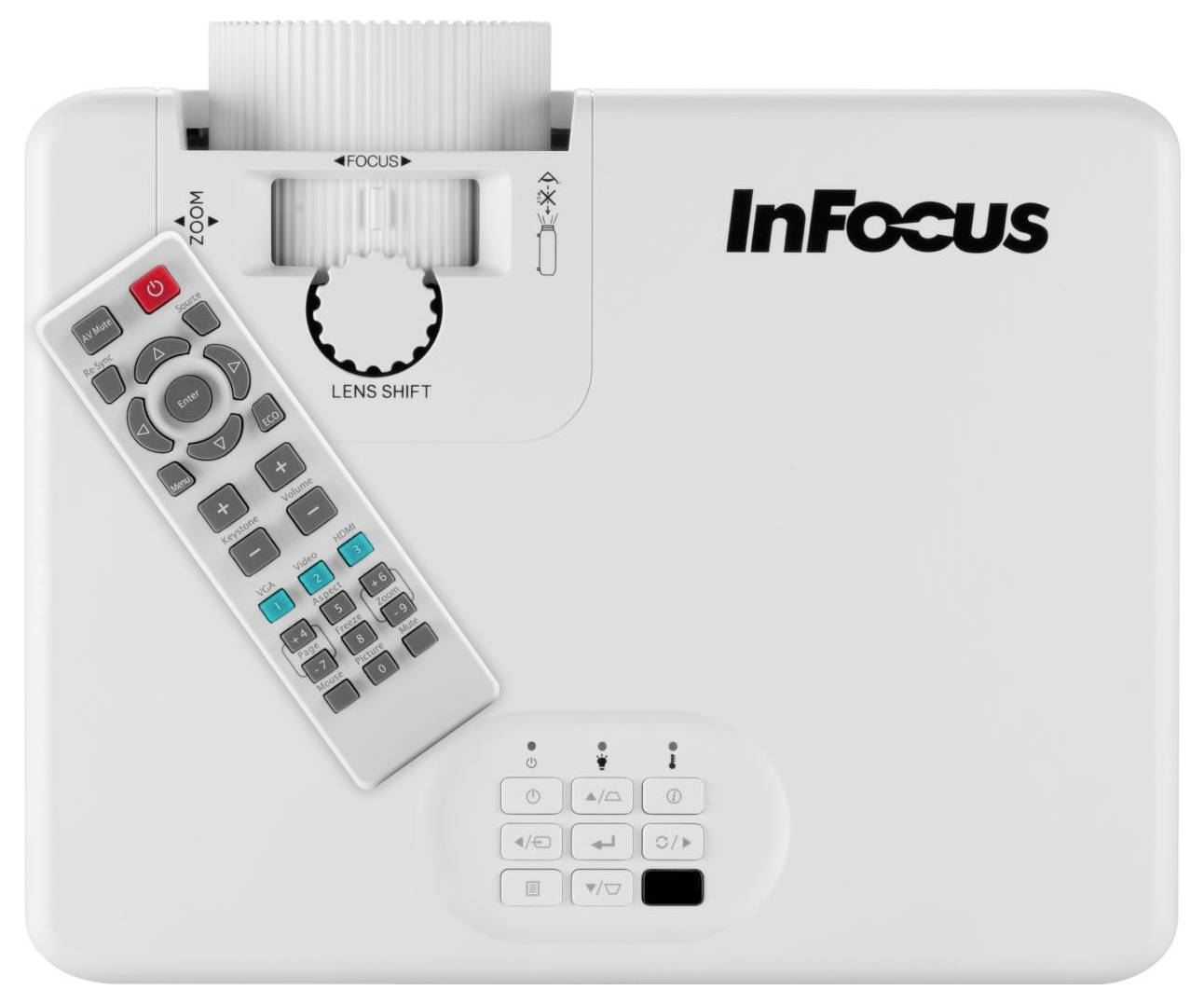 Un proiettore bianco InFocus con una ghiera per lo spostamento dell'obiettivo, comandi di zoom e messa a fuoco, e un telecomando posizionato sopra.