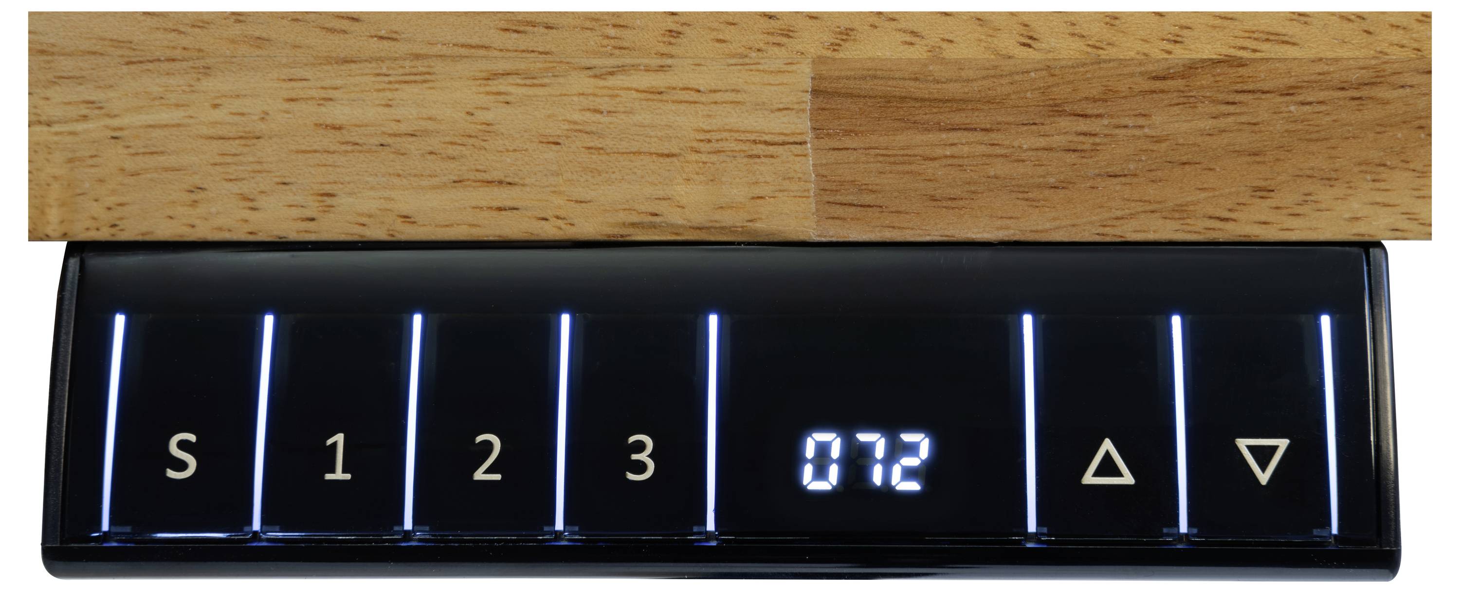 Pannello di controllo di una scrivania elettrica con display LED che mostra '072', pulsanti etichettati 'S', '1', '2', '3' e frecce su/giù, sormontato da una superficie in legno.