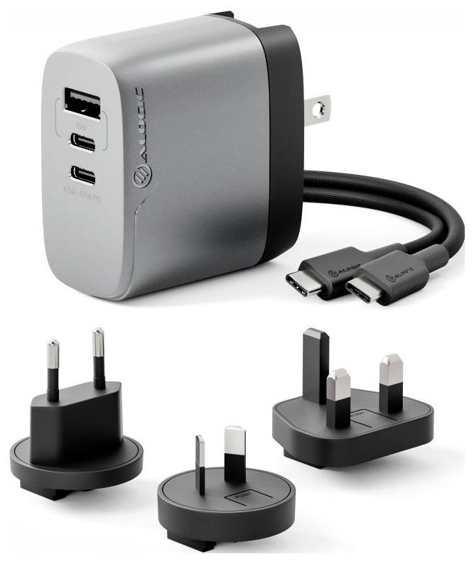 Un caricabatterie universale con porte USB-A e USB-C, mostrato con spine intercambiabili per diversi paesi, che ne evidenzia la versatilità.