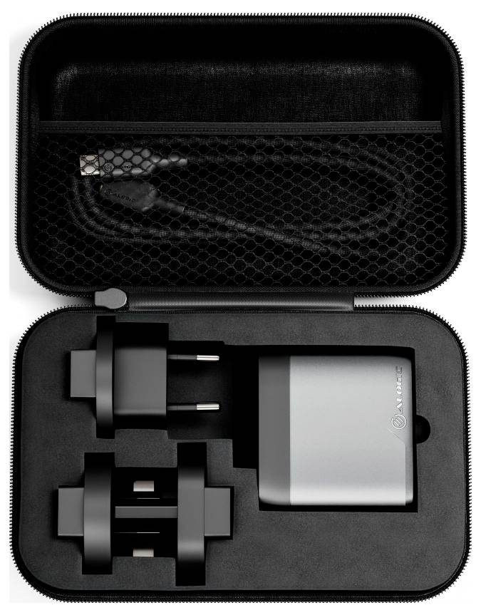 Un kit adattatore da viaggio in una custodia con zip, dotato di un cavo USB e due adattatori di spina. L'adattatore offre più tipi di spine per un utilizzo globale.
