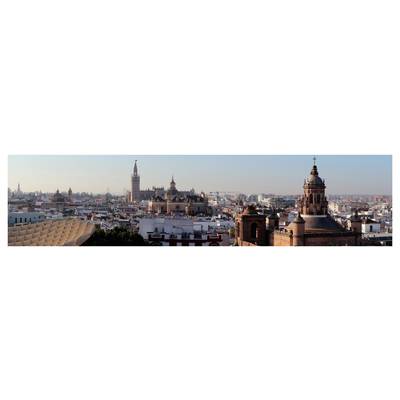 Vista panoramica di Siviglia, Spagna, che include monumenti iconici come la Giralda e il Metropol Parasol sullo sfondo di un cielo limpido.