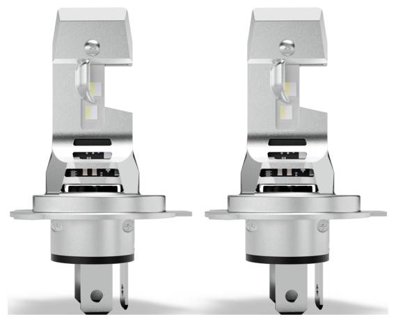 Due lampadine per fari a LED con involucro metallico argentato mostrate una accanto all'altra, che evidenziano il loro design e i doppi diodi emettitori di luce.
