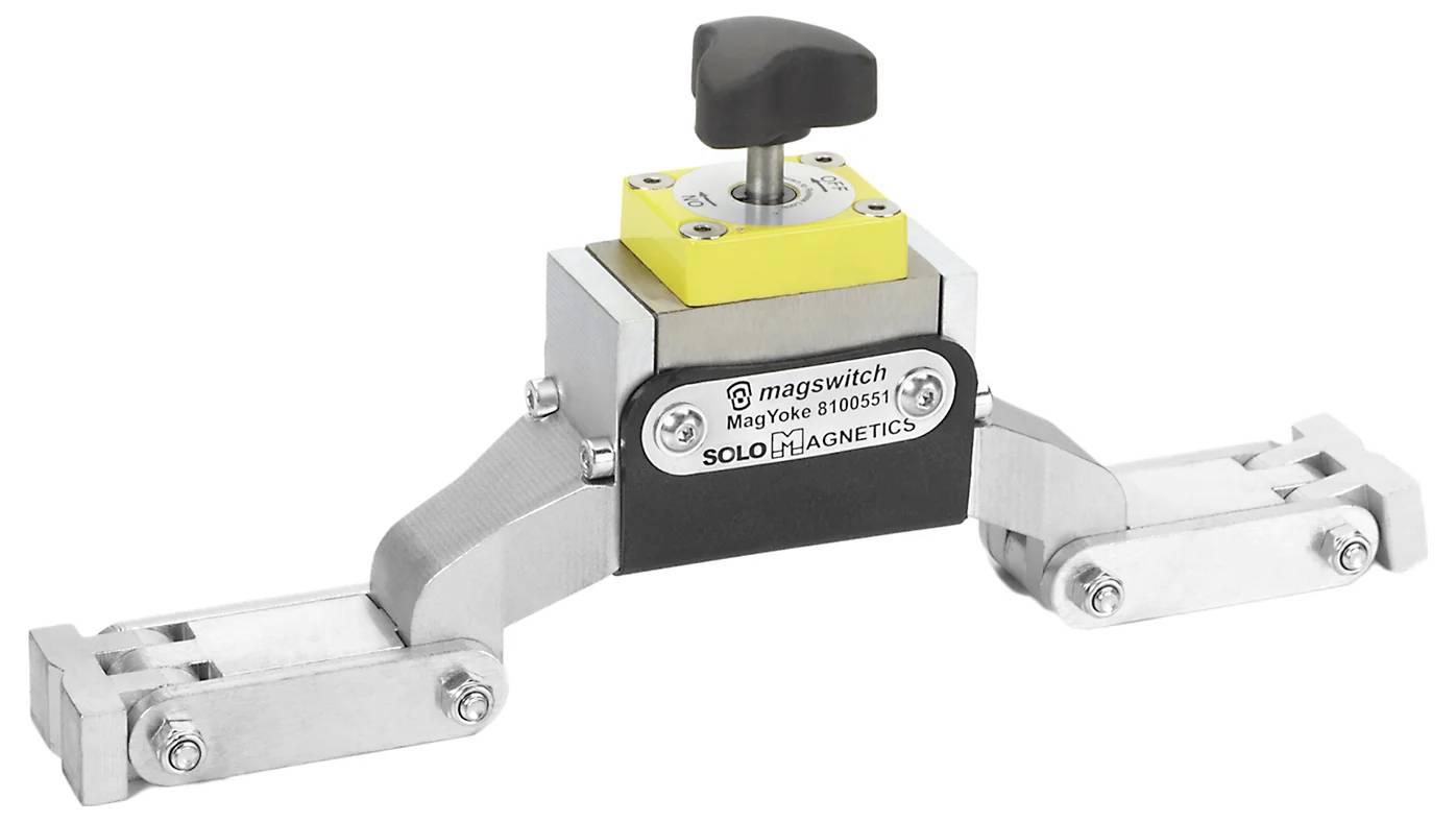 Un utensile industriale in metallo con un manico ergonomico nero e base gialla che presenta due bracci magnetici regolabili etichettati 'MagYoke 8100551'.
