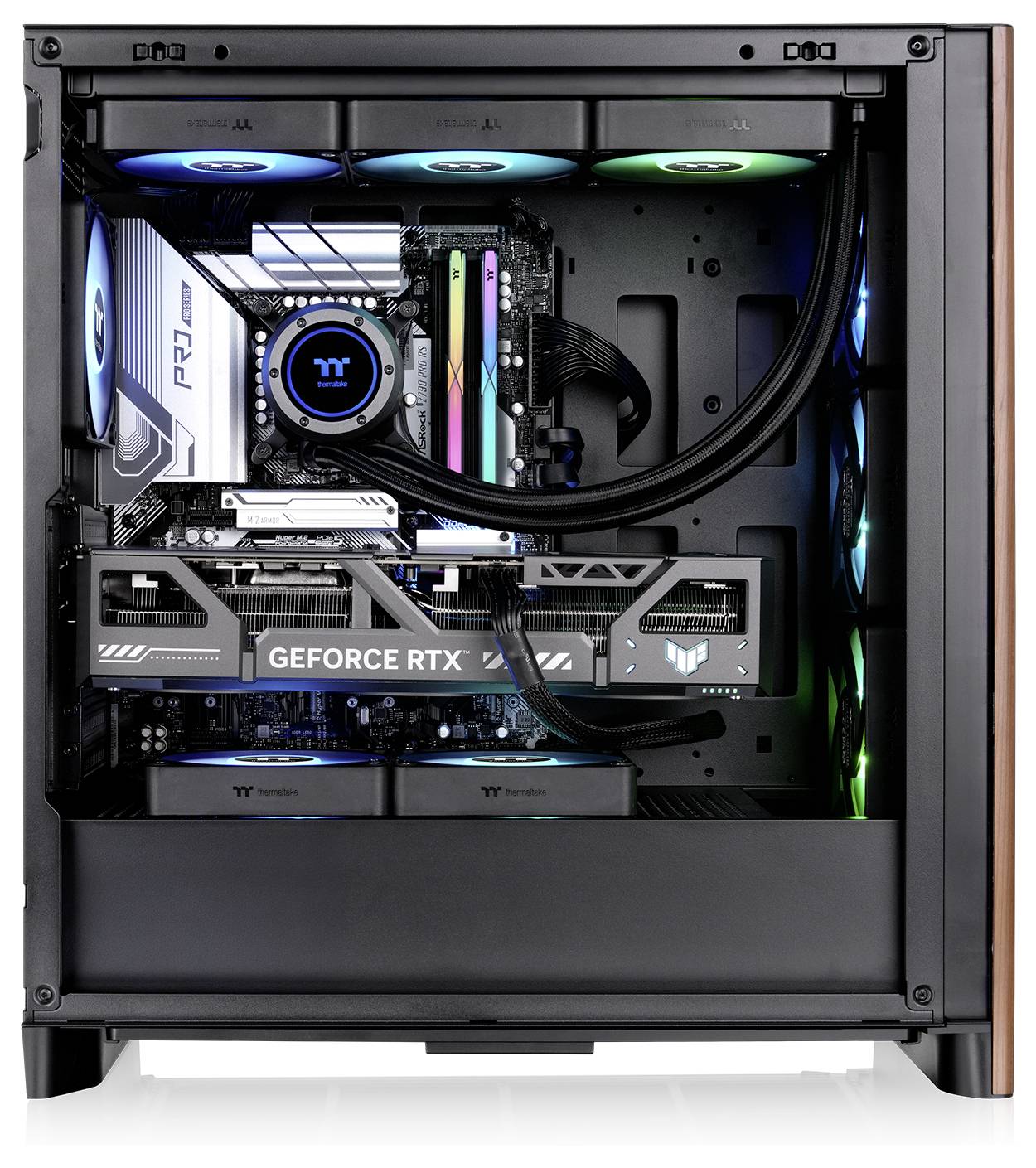 Una configurazione di un PC da gaming con scheda grafica GeForce RTX, raffreddamento a liquido e illuminazione RGB all'interno di un case tower nero.