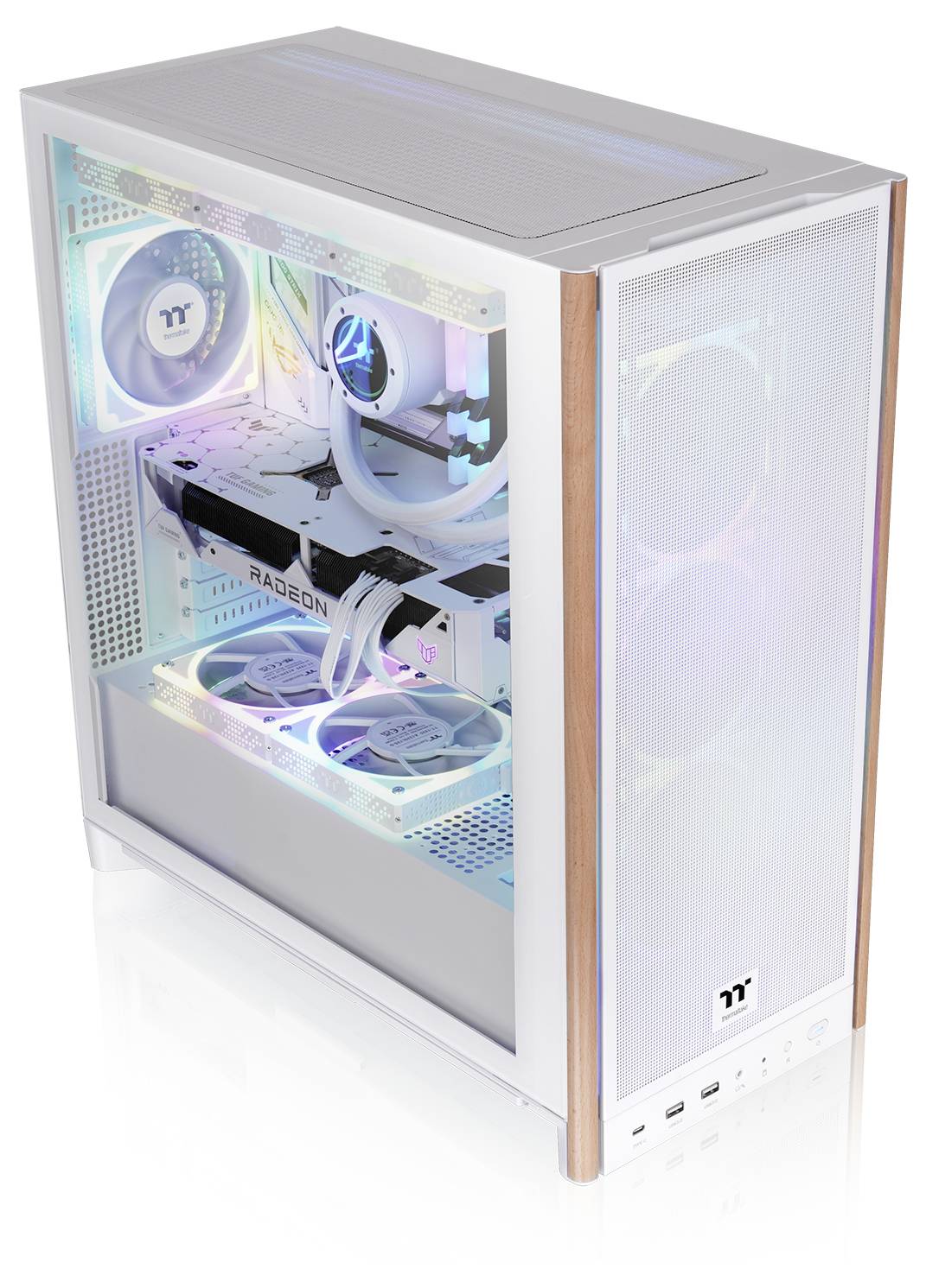 Una torre bianca per computer con pannello laterale trasparente che mostra componenti illuminati RGB, tra cui ventole di raffreddamento, scheda grafica e scheda madre.