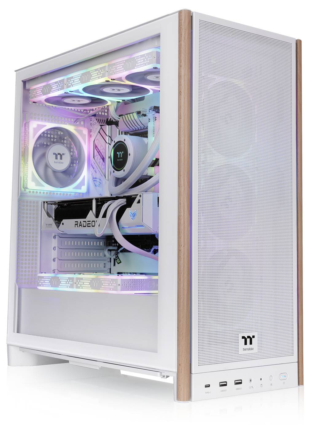 Una torre bianca per computer con illuminazione RGB all'interno, che mostra un sistema di raffreddamento e una scheda grafica etichettata 'RADEON', evidenziata da inserti in legno.
