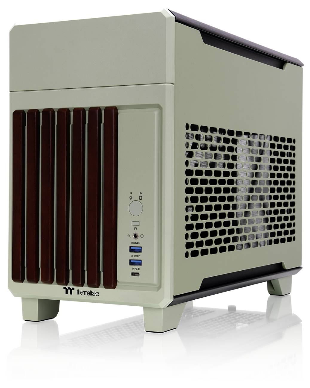Un case per computer rettangolare, compatto e bianco, con una griglia metallica sul lato e porte USB frontali, tra le altre opzioni di connessione.
