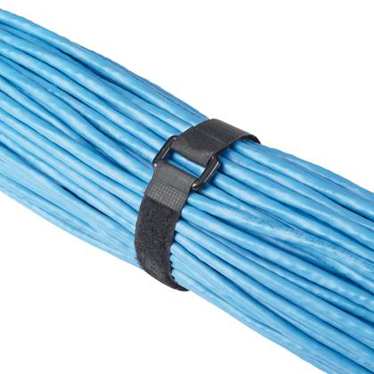 Un fascio di cavi di rete blu fissati con una fascetta a strappo nera, che indica una gestione ordinata dei cavi per le reti informatiche.