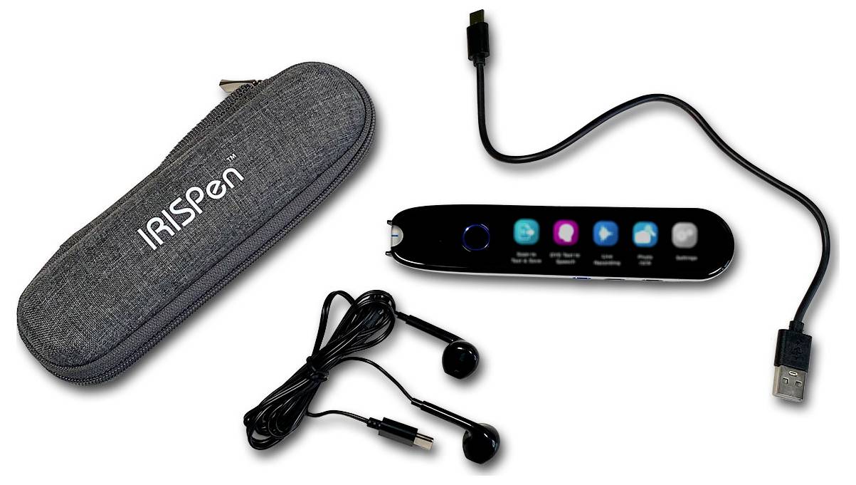 Scanner 'IRISPen' con custodia morbida, cavo di ricarica USB e auricolari, che mostra icone per la scansione del testo e le funzionalità di traduzione.