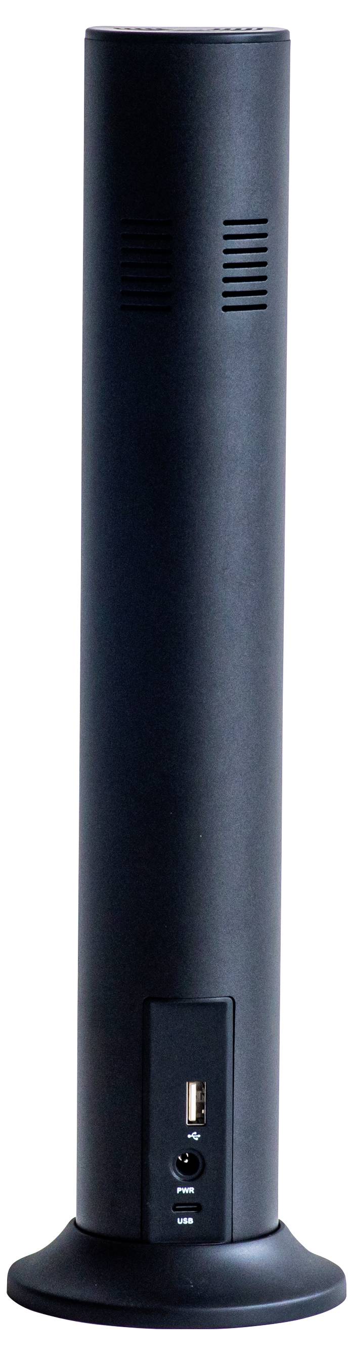 Alto altoparlante nero sottile a forma di torre, con una porta USB e un pulsante di accensione vicino alla base, in posizione verticale su una superficie piana.