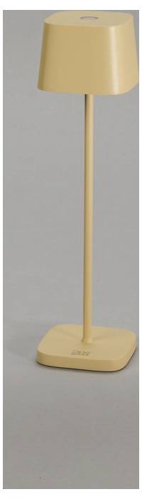 Una lampada gialla alta e minimalista poggia su una base quadrata con un'asta sottile e un paralume piatto e circolare, sullo sfondo di una superficie neutra.