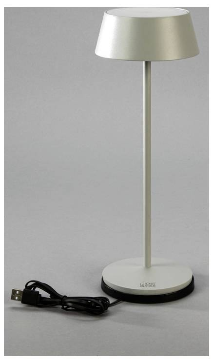 Una lampada da tavolo moderna e affusolata in argento con una presa USB su uno sfondo grigio.