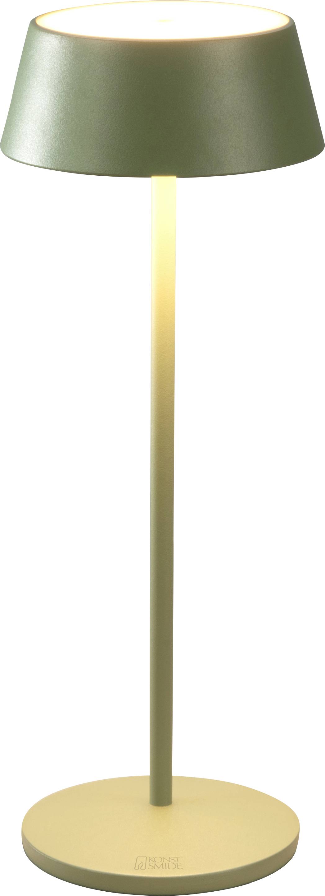 Una lampada da terra sottile e moderna con base gialla e paralume verde che emette una luce calda.