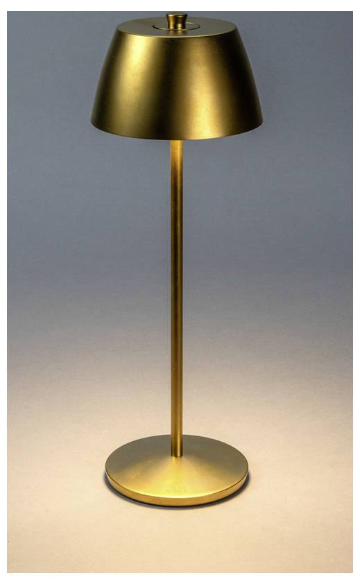 Una lampada da tavolo elegante, moderna, con finitura dorata, base cilindrica e paralume conico, che proietta un bagliore caldo su una superficie chiara.