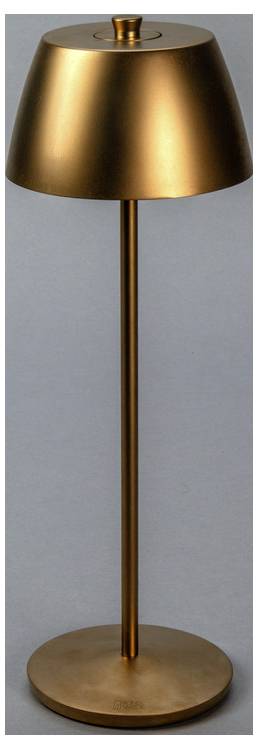 Una lampada da tavolo alta, color bronzo, con un paralume conico su un supporto sottile e diritto e una base circolare, posizionata su uno sfondo neutro.