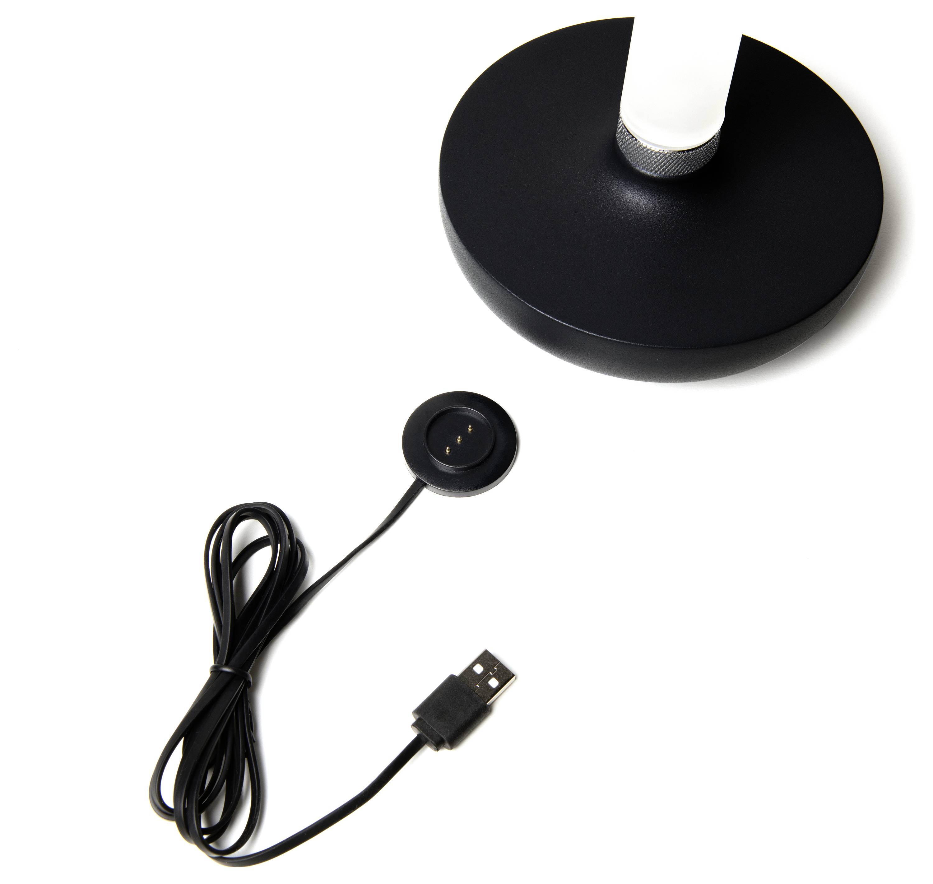 'Una base per lampada nera con un paralume cilindrico bianco e un cavo di ricarica USB con un connettore magnetico circolare.'