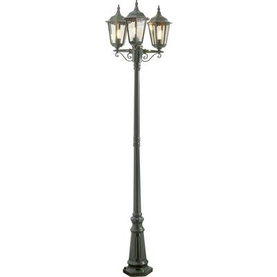 Un lampione in stile vintage con tre lanterne che proiettano una luce calda, con dettagli metallici intricati sul palo e sui telai delle lanterne.