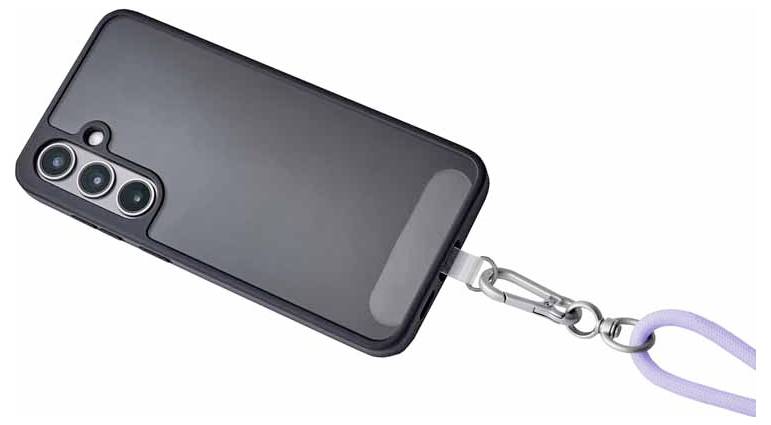 Uno smartphone in un custodia nera con tre fotocamere, attaccato a un cordino lilla con un clip metallico.