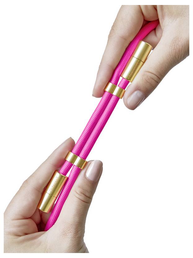 Due mani che tengono cordini rosa con fermagli magnetici dorati su uno sfondo bianco.