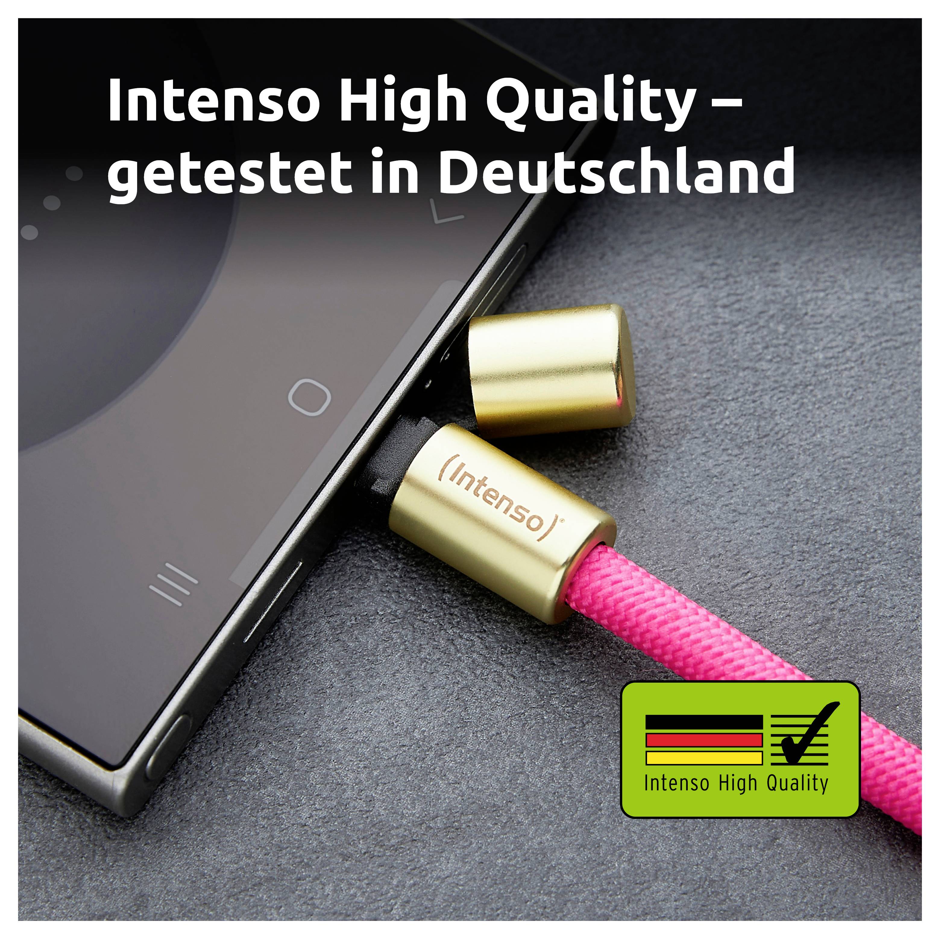 "Intenso Alta Qualità – testato in Germania" è scritto sopra un smartphone con cuffie dorate e rosa collegate, con il logo Intenso.