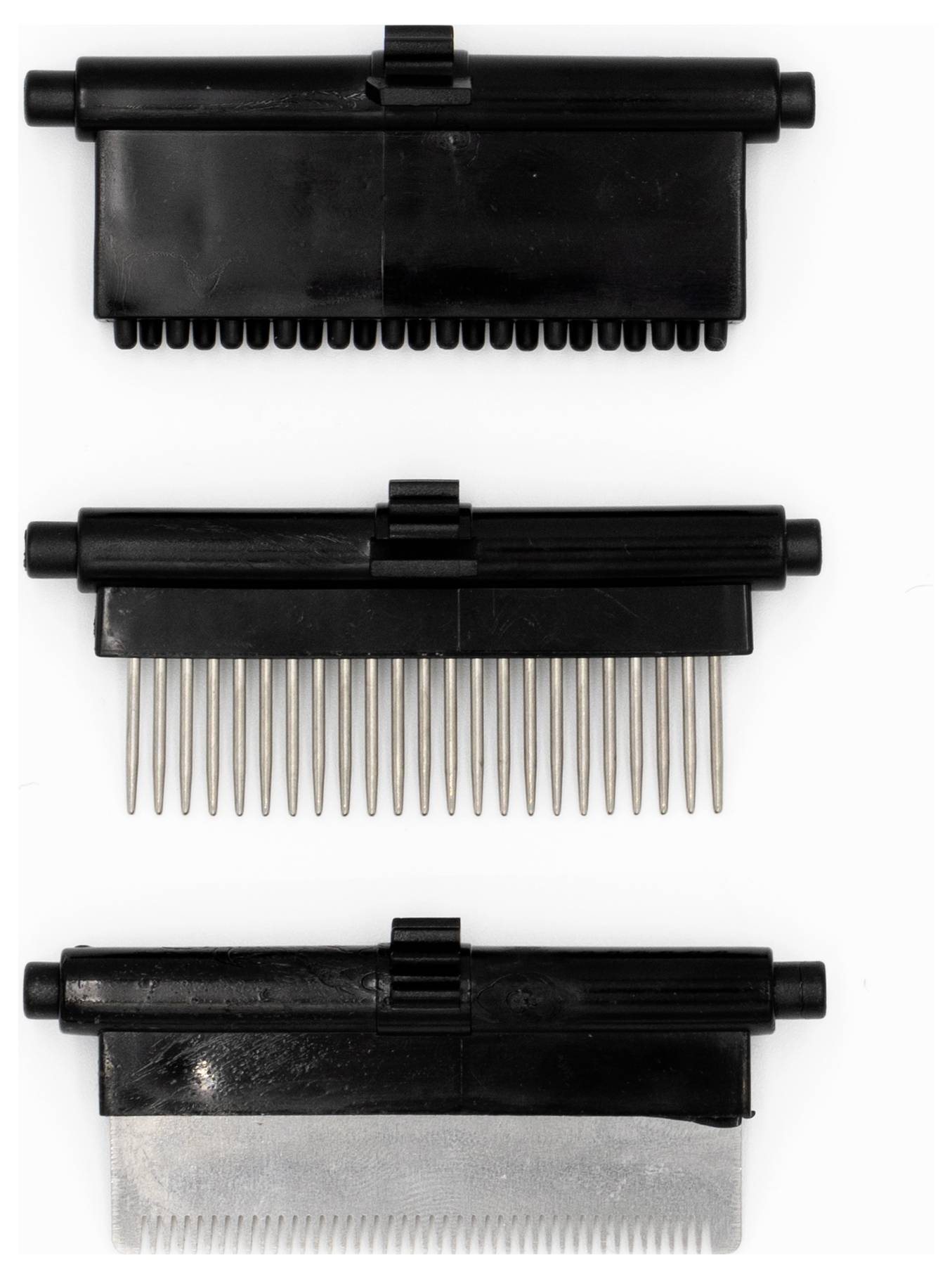 Tre lame intercambiabili per tosatrice di colore nero e grigio, mostrate separate, di cui una con denti metallici dritti, per la toelettatura degli animali domestici.