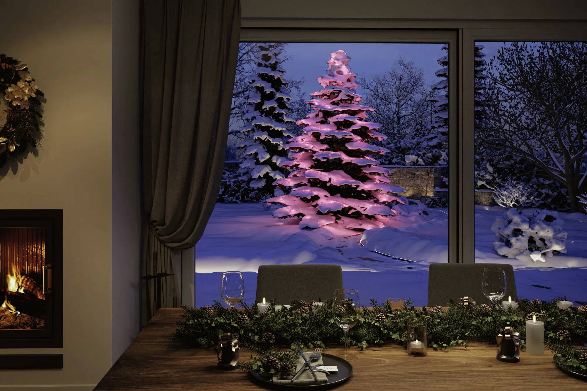 Una sala da pranzo accogliente con un tavolo apparecchiato per la cena. Fuori, un paesaggio innevato con un albero di Natale illuminato di rosa sotto un cielo scuro di sera.