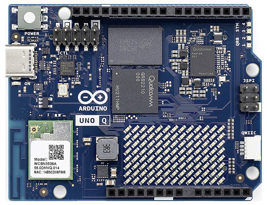 Scheda Arduino UNO Q con chip Qualcomm, porta USB-C e molteplici pin I/O, progettata per applicazioni IoT e sviluppo software.