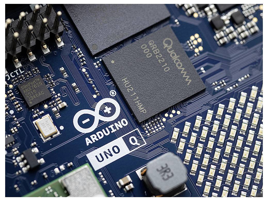 Primo piano di una scheda Arduino Uno che mostra vari microchip e componenti elettronici. Le etichette sembrano evidenziare le connessioni dei circuiti.