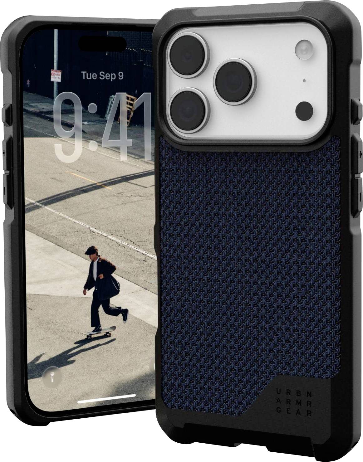Un smartphone in un custodia robusta è posizionato accanto all'immagine di uno skateboarder sullo schermo. La custodia ha un retro blu testurizzato.