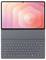 Un tablet con custodia e tastiera. Lo schermo mostra un pattern astratto rosa e arancione. La tastiera è in layout QWERTY.