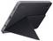 Un tablet con una custodia nera è poggiato in piedi utilizzando il suo supporto pieghevole, visto da un angolo che mostra la forma triangolare del supporto e la porta di ricarica.